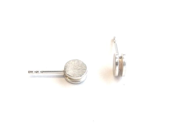 kleine Ohrstecker Silber, 6 mm Durchmesser | Sola, Vorder- und Seitenansicht