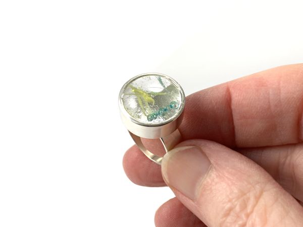 Ring mit Glas in runder Fassung aus Silber, Blick auf die Fassung