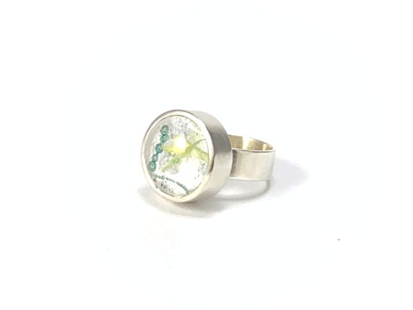 Ring mit Glas in runder Fassung aus Silber, liegend