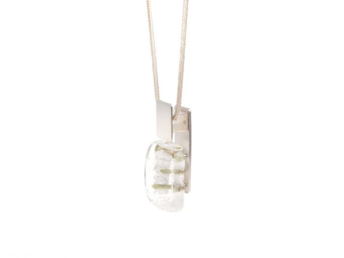 Silberanhänger mit klarem Glas in minimalistischem Design