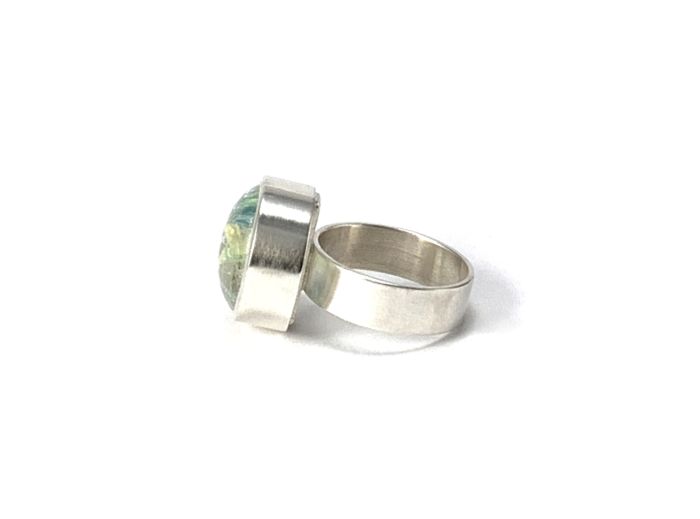Ring mit Glas in runder Fassung aus Silber, Seite