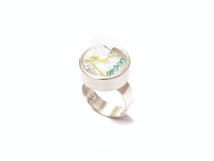 Ring mit Glas in runder Fassung aus Silber, stehend