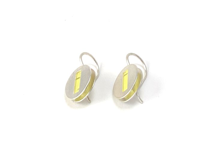 Ovale Ohrhänger aus Silber und gelbem Glas, von unten
