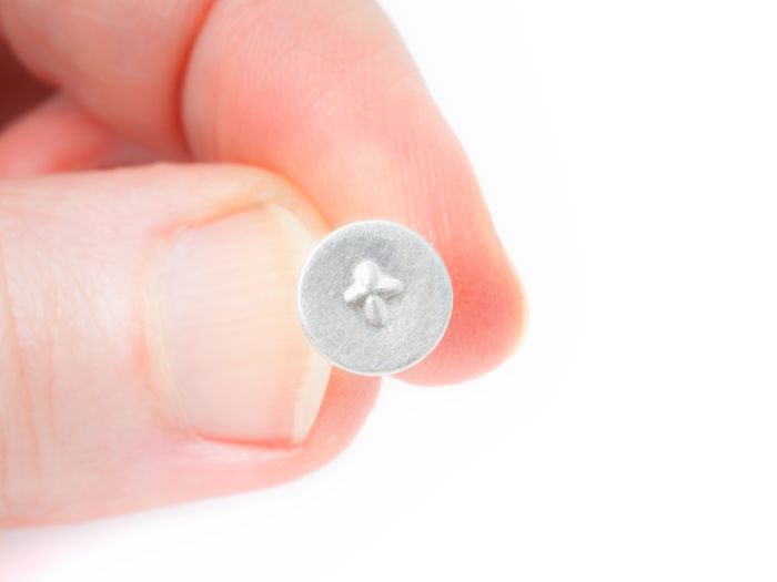 Ankreuzen, Ohrstecker aus Silber, 8,5 mm, in der Hand