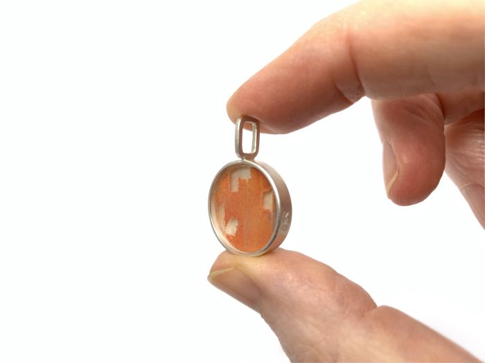 Silberanhänger rotes Glas, seitlich